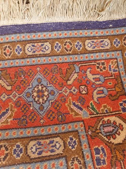 BEAUTIFUL TONES HAND KNOTTED PERSIAN / ORIENTAL FLORAL AND GEOMETRIC RUG. NICE THICK PILE