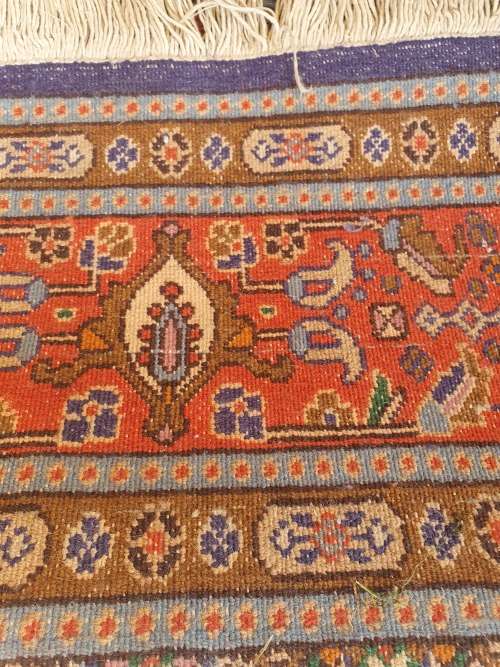 BEAUTIFUL TONES HAND KNOTTED PERSIAN / ORIENTAL FLORAL AND GEOMETRIC RUG. NICE THICK PILE