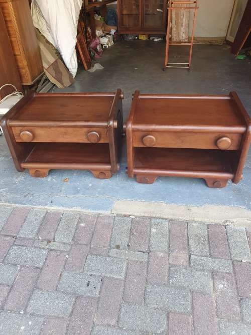 REDUCED VINTAGE RETRO HERE PAIR OF MATCHING LOW SLUNG BEDSIDE TABLES WITH CIRCULAR DETAIL STURDY