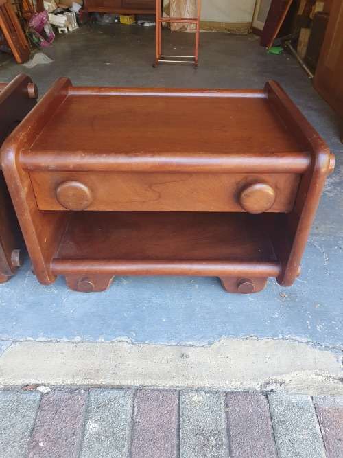 REDUCED VINTAGE RETRO HERE PAIR OF MATCHING LOW SLUNG BEDSIDE TABLES WITH CIRCULAR DETAIL STURDY