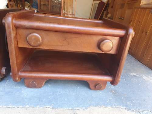 REDUCED VINTAGE RETRO HERE PAIR OF MATCHING LOW SLUNG BEDSIDE TABLES WITH CIRCULAR DETAIL STURDY