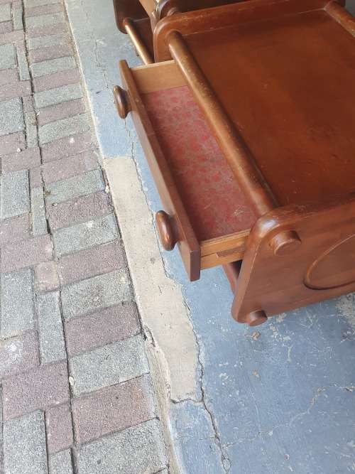 REDUCED VINTAGE RETRO HERE PAIR OF MATCHING LOW SLUNG BEDSIDE TABLES WITH CIRCULAR DETAIL STURDY