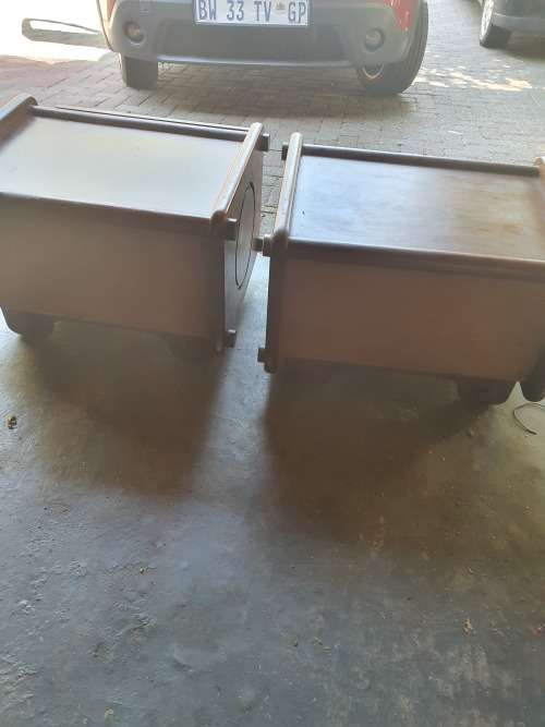 REDUCED VINTAGE RETRO HERE PAIR OF MATCHING LOW SLUNG BEDSIDE TABLES WITH CIRCULAR DETAIL STURDY