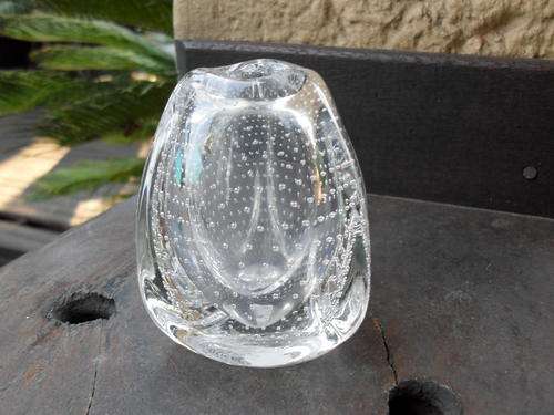 A VERY ATTRACTIVE MULTI BUBBLES GLASS VASE. NICE PIECE