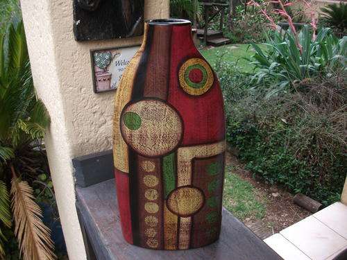 WOW, THIS IS A STRIKING PIECE!!. CERAMIC CIRCILAR AND LINEAR PATTERN VASE GREAT COLOURS