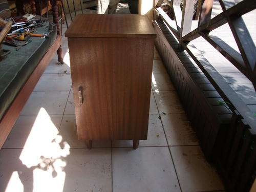 RETRO VINTAGE MAHOGANY VENEERED BEDSIDE PEDESTAL TABLE. C-U-T-E