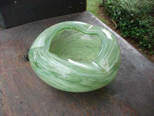 GORGEOUS MURANO??? LIGHT GREEN, WHITE  STREAKED ASH TRAY. STUNNING PIECE OF GLASS!