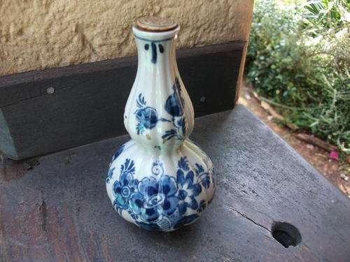 BOLS ROYAL DELFT BLUE HOLLAND SMALL DECANTER/ VASE WITH CONTENTS FLORAL DESIGN
