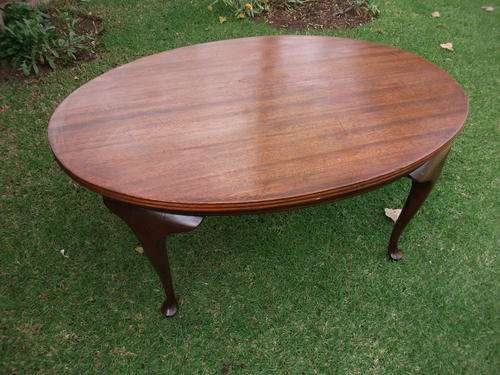 OVAL MAHOGANY VENEER COFFEE TABLE WITH QUEEN ANN LEGS. NICE!