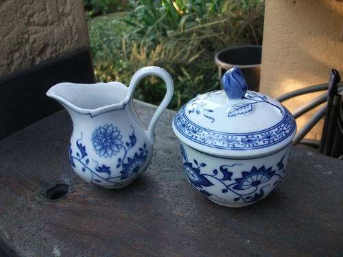 BEAUTIFUL HUTSCHENREUTHER GERMANY BLUE & WHITE FLORAL DETAIL SUGAR BOWL & MILK JUG