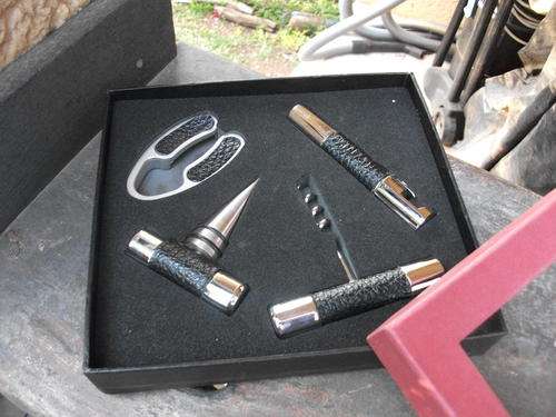 BOXED LEATHER LOOK BAR SET. VARIOUS PIECES, LOOKS UNUSED