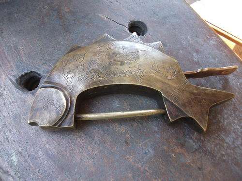 COLLECTABLE VINTAGE???? INDIAN?  SLIDING STRAP LOCK IN THE SHAPE OF A FISH. VERY INTERESTING PIECE!!