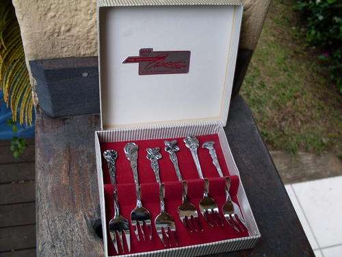 BOXED SET OF ROYAL DUTCH SILVERWORKS HOLLAND CAKE FORKS WITH FLORAL DETAIL