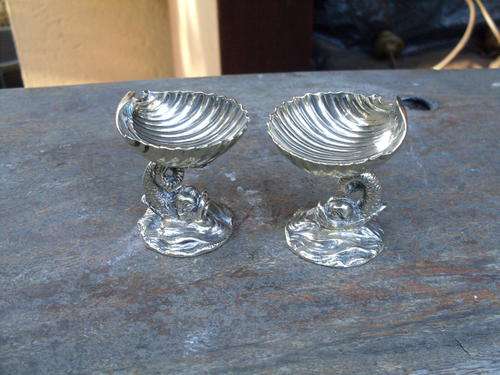 A PAIR OF VERY ATTRACTIVE OPEN SALTS WITH A FISH HOLDING A SHELL. GOOD CONDITION IMPRESSED NO. 3327