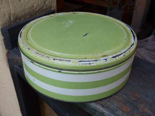 VERY COLLECTABLE VINTAGE GOODHOPE WARE ROUND CAKE STRIPED CAKE TIN WITH LOOSE BOTTOM. NICE!