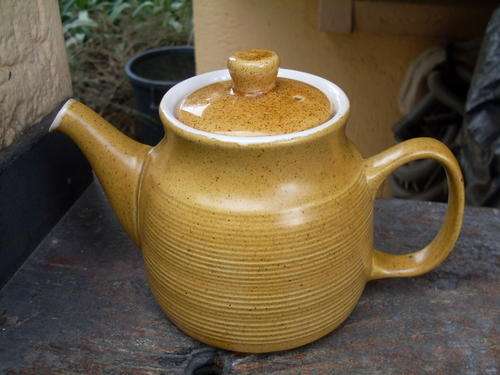 VINTAGE WILLSGROVE WARE POTTERY TEAPOT AND LID MUSTARD COLOUR