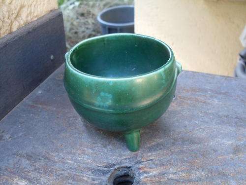 SMALL LUCIA WARE 2007 TRIPOD GREEN VASE OR CONTAINER