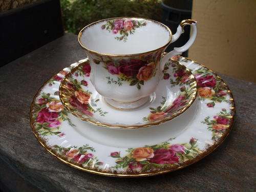 ROYAL ALBERT STUNNING  TEA TRIO OLD COUNTRY ROSES PLATE DATE 1962