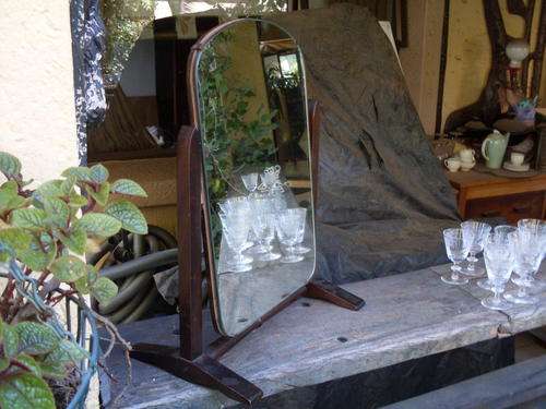 LOVELY AND USEFUL VINTAGE TABLE TOP MIRROR ON A MAHOGANY BASE SWIVEL