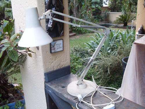 WOW! RETRO VINTAGE ILLUMINA  ANGLEPOISE LAMP WITH HEAVY BASE CREAM COLOUR. WORKS LIKE A CHARM