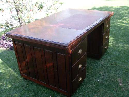 VINTAGE STUNNING PARTRIDGE WOOD 6 DRAWER DESK WITH BRASS CUP HANDLES. HAS LEATHER OR PLEATHER CENTRE
