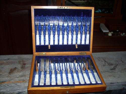 ANTIQUE VICTORIAN 12 SETTING WOOD BOXED MOTHER OF PEARL HANDLES FRUIT SET WITH PROVENANCE