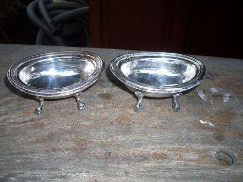 STUNNING VINTAGE  PAIR OF SILVER PLATED OVAL BON BON DISHES WITH PAW LEGS MARKED OLR IN AN OVAL