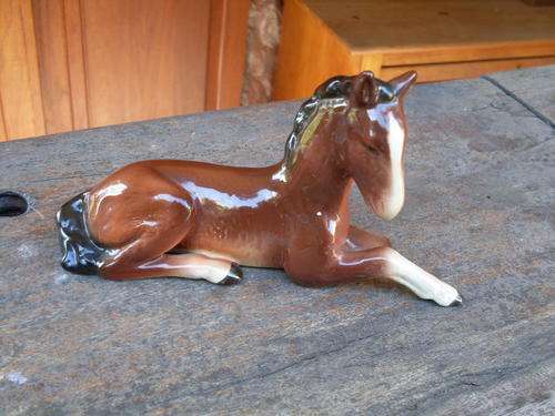 REDUCED, CLEARLY MARKED VINTAGE SYLVAC FOAL (HORSE) LYING DOWN FIGURINE. BAY COLOURWAY