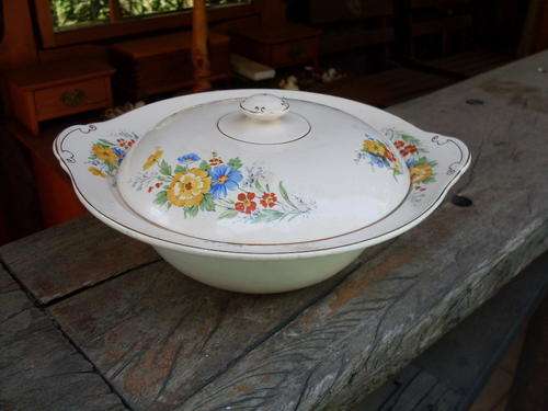 BEAUTIFUL VINTAGE BRITISH ANCHOR, SERVER OR CASSEROLE DISH/ LID GILT TRIM BRIGHT HAPPY FLORAL SPRAYS