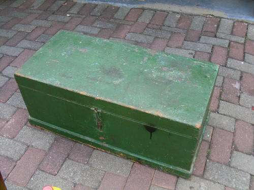 CHARACTERFUL VINTAGE OREGON WOOD (BELOW PAINT) TOOL KIST / CHEST. USE AS A TOY BOX OR OTHER