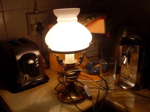 NO 1 OF THE VINTAGE INTALIAN?? BRASS LEAF BASE & WHITE STUDENT GLASS SHADE TABLE LAMP