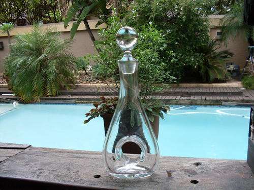 STUNNING FORM. RAVENSCROFT????? DECANTER & STOPPER WITH BASE HOLE DETAIL. VERY EFFECTIVE WHEN FILLED
