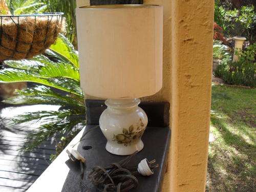 LOVELY FLORAL  (DAISY), FRUIT AND WHEAT PORCELAIN/CERAMIC LAMP PLUS SHADE IN BASHE TONES