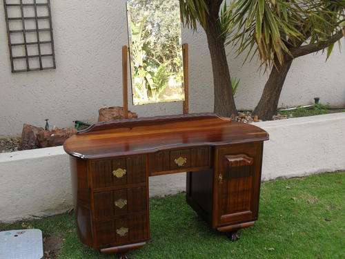 BEAUTIFUL  LINEN FOLD IMBUIA BALL AND CLAW DRESSING TABLE WITH BRASS HANDLES, LOVELY!!
