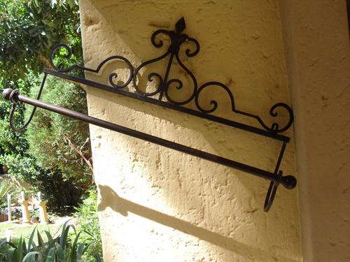 RATHER NICE OLD LOOK METAL/WROUGHT IRON TOWEL RAIL/ HANGING RAIL WITH SOME DETAIL. PLEASE DO LOOK