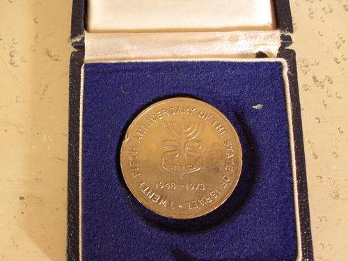RHODESIAN INDEPENDENCE MEDALLION BOX  COMES WITH A 25TH ANNIVERSARY OF THE STATE OF ISRAEL MEDALLION