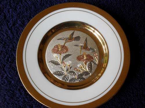 LOVELY ART OF CHOKIN 24KT GOLD EDGED SMALL DISPLAY PLATE WITH HUMMINGBIRDS OR SUNBIRDS