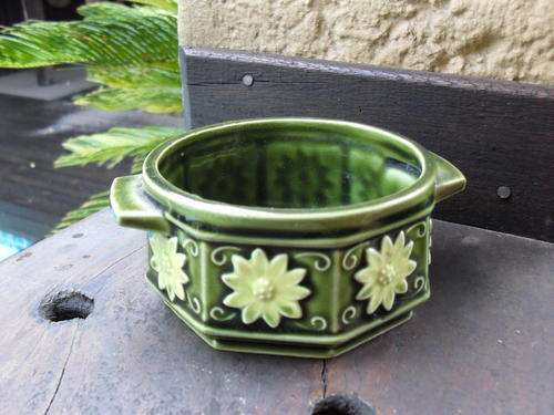 UNMARKED GREEN PORCELAIN/CERAMIC BOWL MAYBE VASE??? WITH DAISY FLOWER DETAIL AND HANDLES