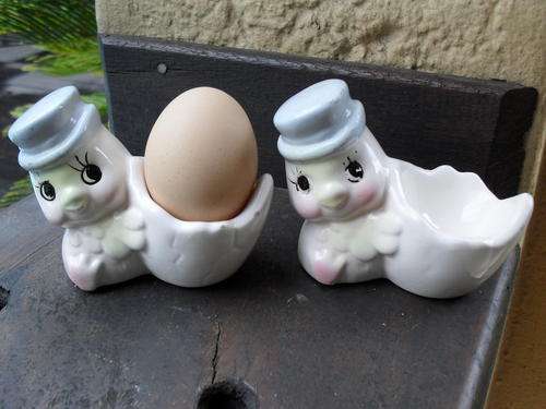 UNMARKED PAIR OF CUTE CERAMIC BIRDIE (BIRD) EGG CUPS. SWEET LITTLE THINGS