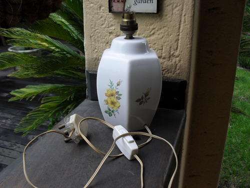 VERY NICE BELL WARE A G GILLIES MEYERTON GLAZED WHITE CERAMIC LAMP BASE, YELLOW FLOWERS (WORKING!)