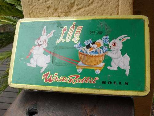VINTAGE WHITE RABBIT (CHINESE SWEET) RECTANGULAR TIN GREEN