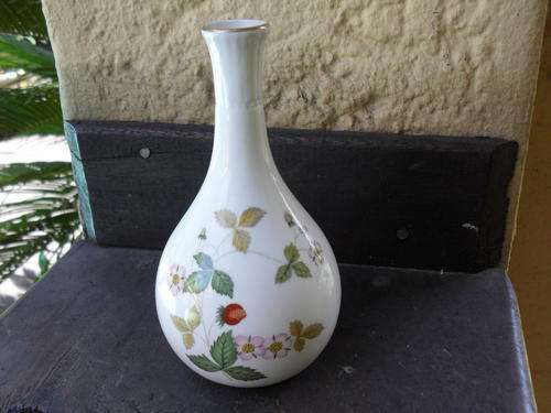 "WILD STRAWBERRY"  WEDGEWOOD BUD TYPE BONE CHINA VASE