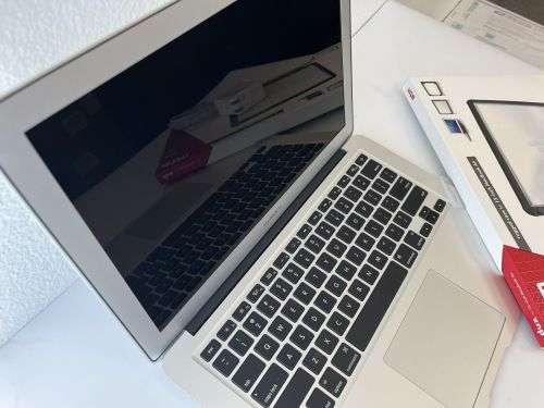 Apple MacBook Air 13` 2015 1.6GHz Core i5 4GB 128GB