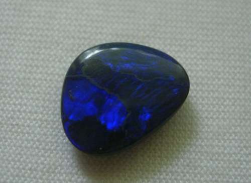 BLUE FIRE  OPAL DOUBLET +/- 4 cts