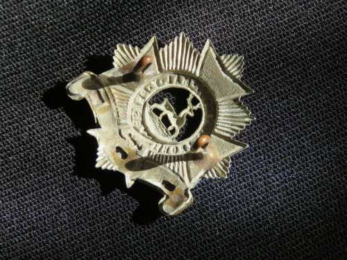 BRITISH - WW1  BEDFORDSHIRE REGIMENT CAP BADGE