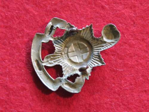 BRITISH - ROYAL SUSSEX REGIMENT CAP BADGE