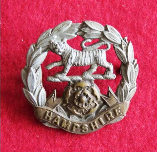 BRITISH - HAMPSHIRE REGIMENT CAP BADGE