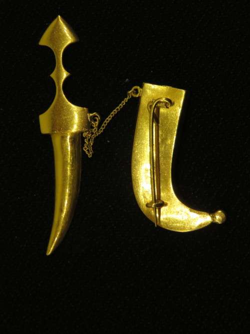 GOLD 18ct KUKRI BROOCH