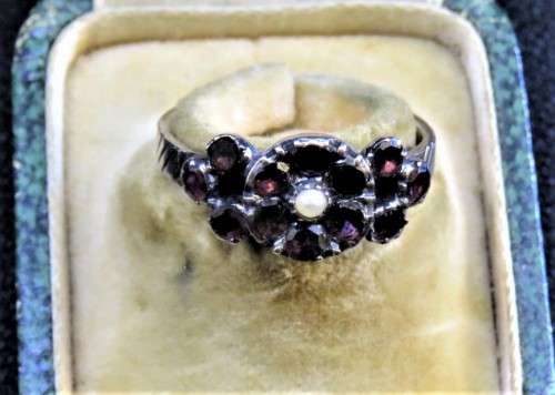 GEORGIAN GOLD - GARNET and PEARL RING - CIRCA 1800