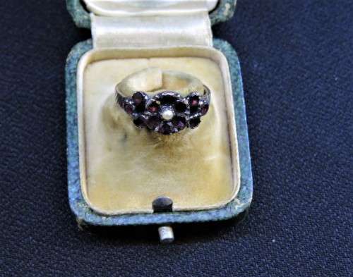 GEORGIAN GOLD - GARNET and PEARL RING - CIRCA 1800